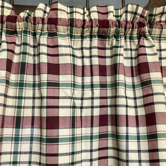 Classic Red and Cream Plaid Curtain - Picture 2 of 2